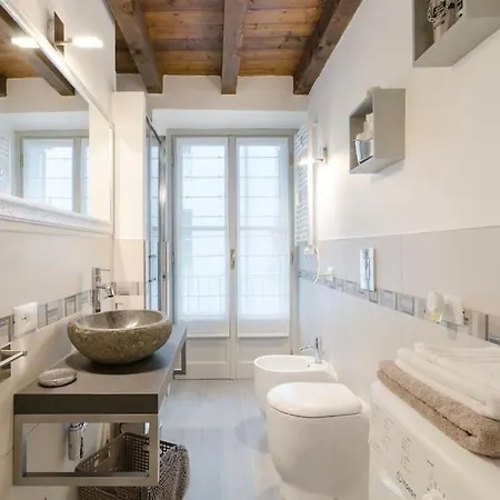 Antica Corte Con Balcone Como